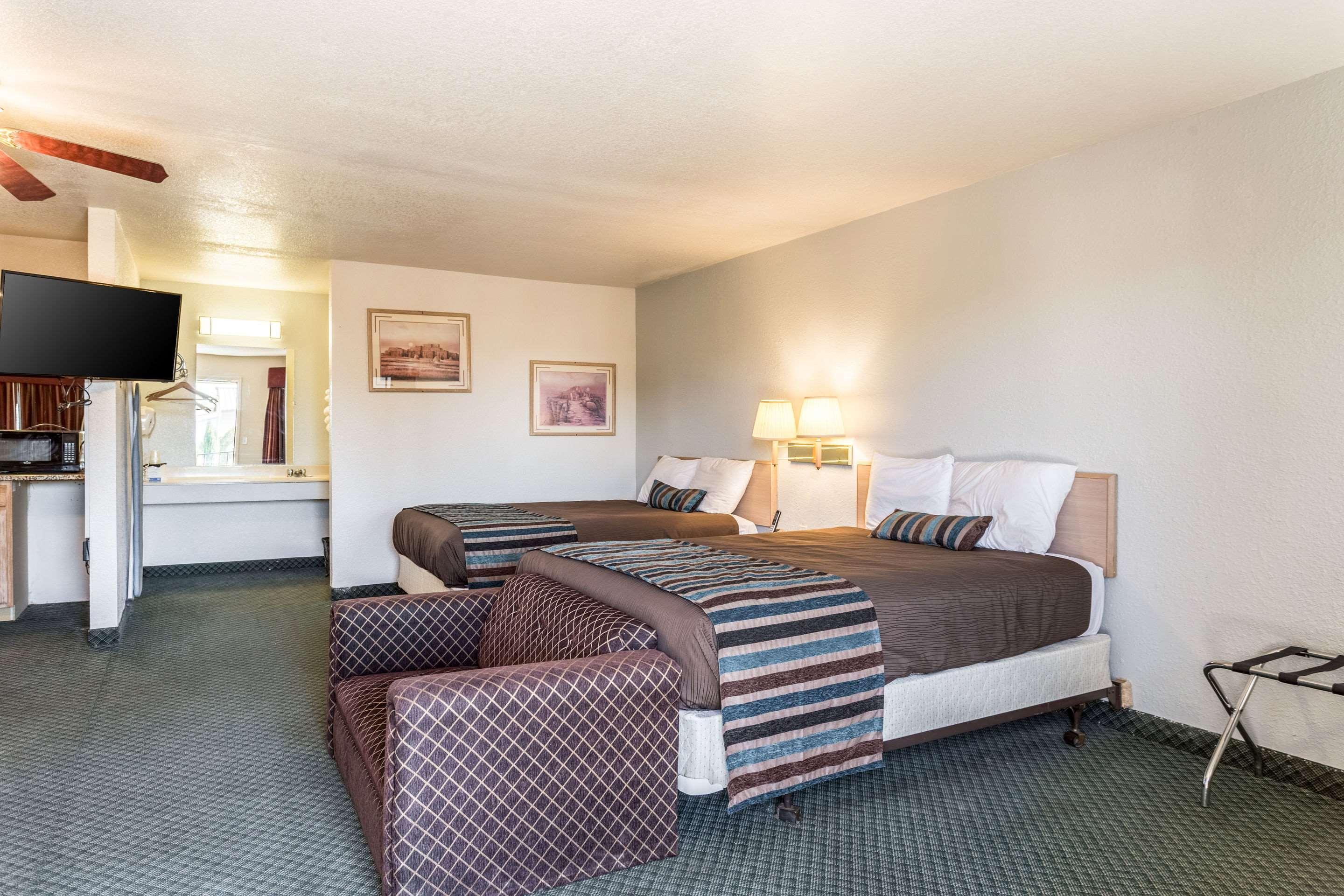 Rodeway Caverns Area Inn